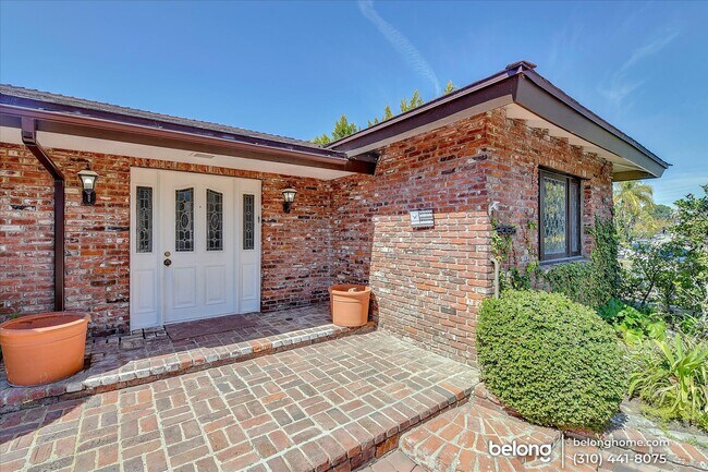 Building Photo - 2065 Stradella Rd
