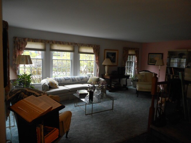 Large Living Rm - 67 Laurelwood Ct