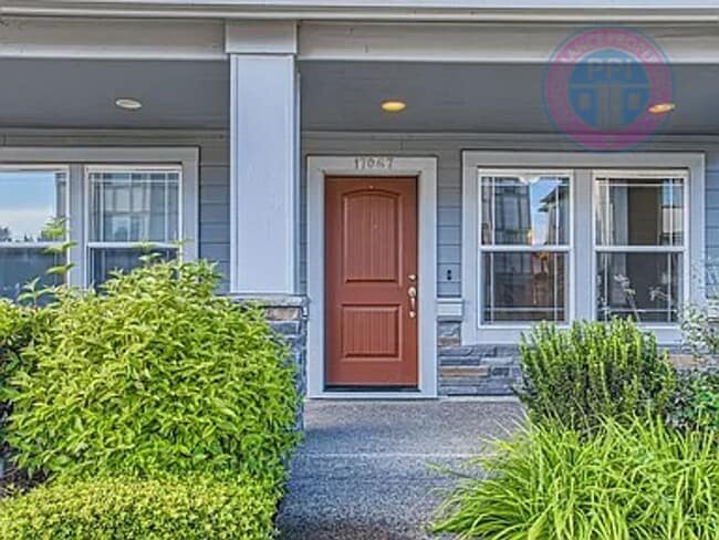 Building Photo - Sherwood - Desirabe River Terrace Neighborhood,  Luxury Townhome, Community Pool, Rec Room & Gym