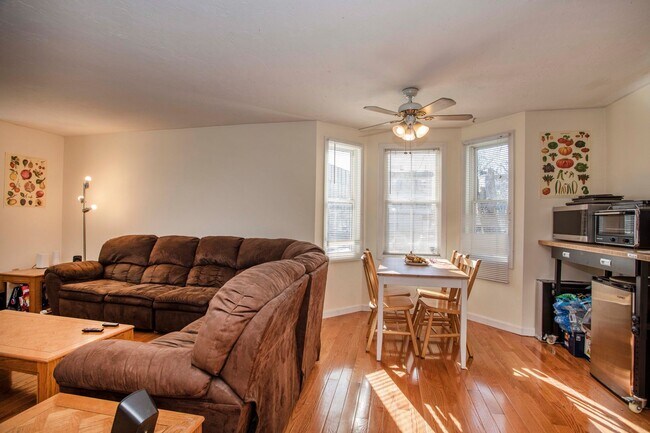 Foto del edificio - 4-Bed + 2-bath Mission Hill