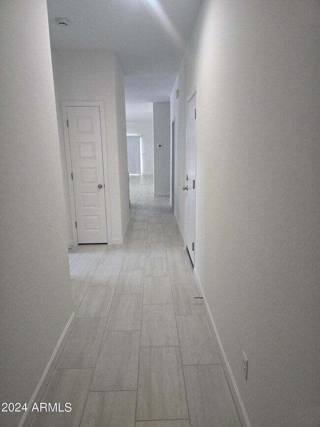 Foto del edificio - 24050 W Flores Dr