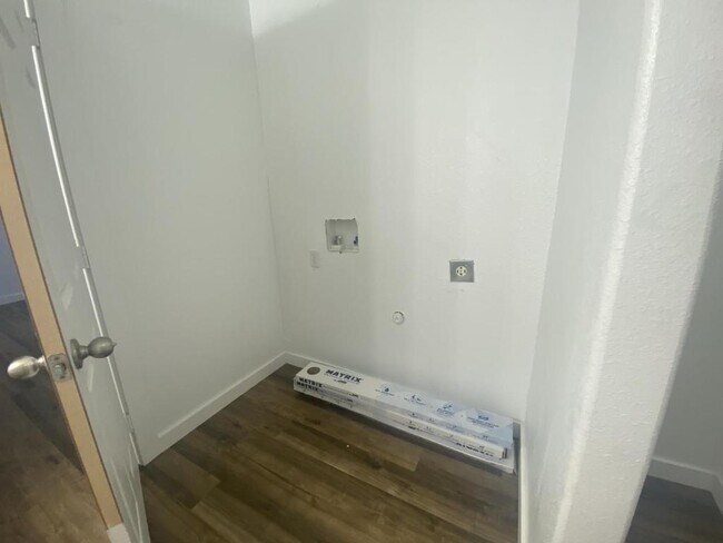 Foto del edificio - 818 Airport Rd