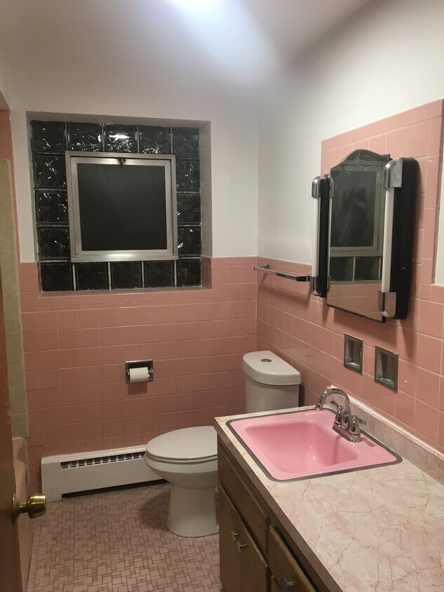 bath - 5419 N Campbell Ave