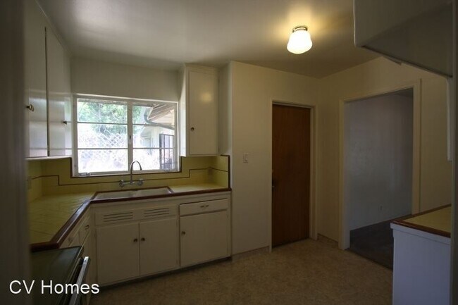 Building Photo - 3 br, 1 bath House - 1025 E. Saginaw Way
