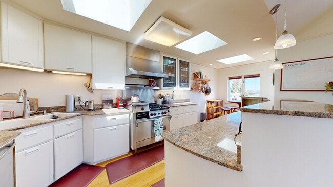 Building Photo - Gorgeous Three Bed & Three Bed Bernal Heig...