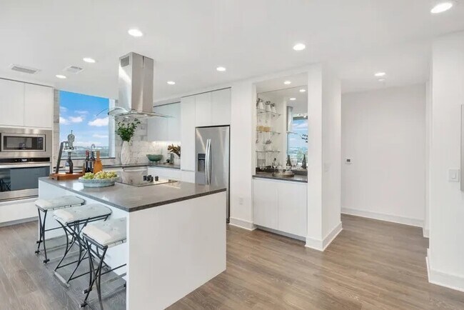 Building Photo - Luxury High-Rise Living with Up to 4 Weeks Free!
