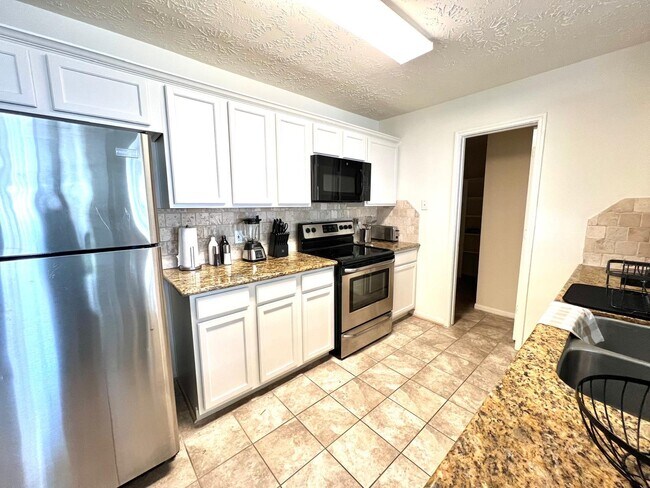 Building Photo - 8051 Bay Branch Dr