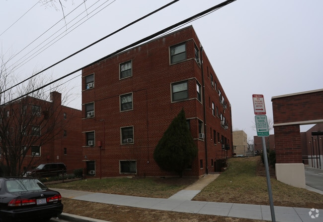 Building Photo - 920 Peabody St NW