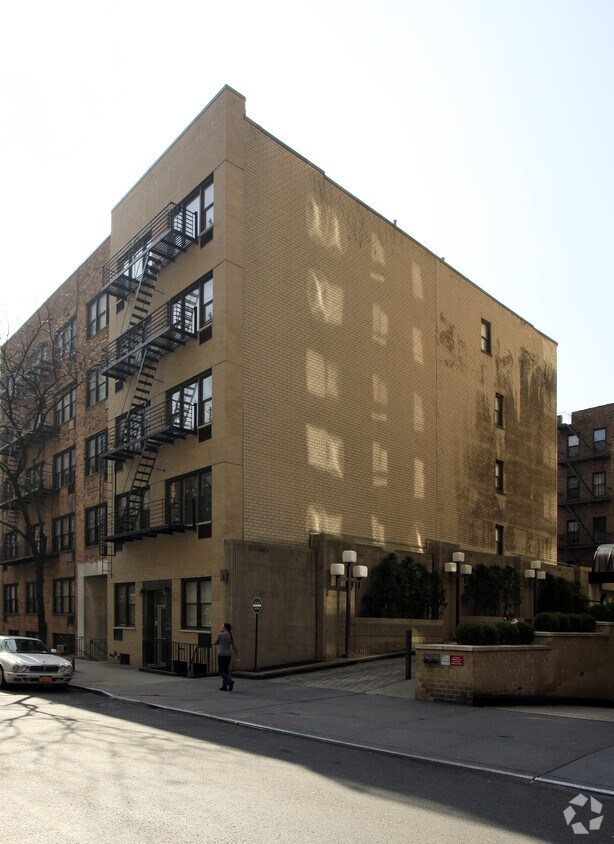 Building Photo - 410 E 81st St