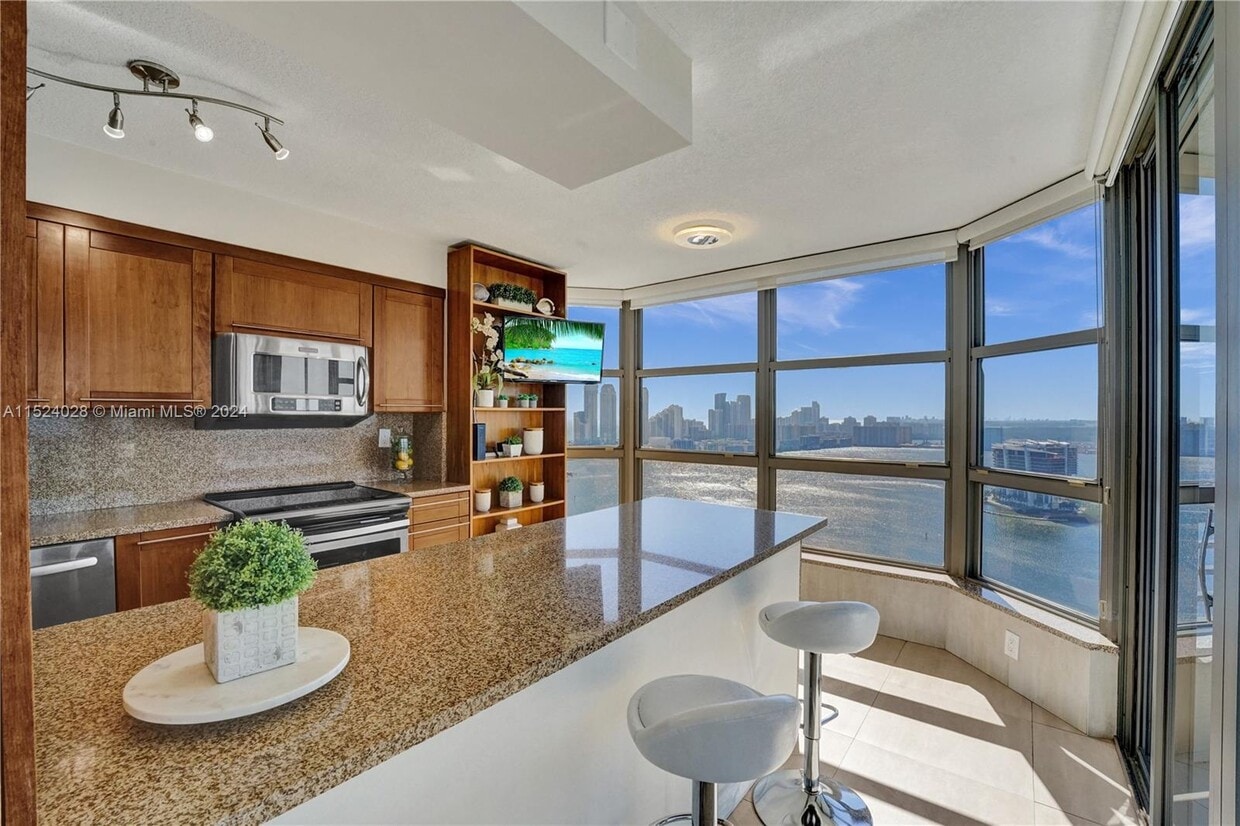 Foto principal - 3500 Mystic Pointe Dr