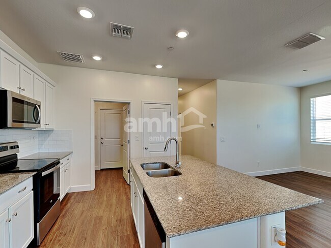 Foto del edificio - 5913 W Columbine Dr
