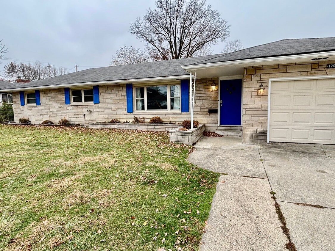 Foto principal - $1395 Charming 3-Bedroom Ranch Near Ball State & Ball Memorial!