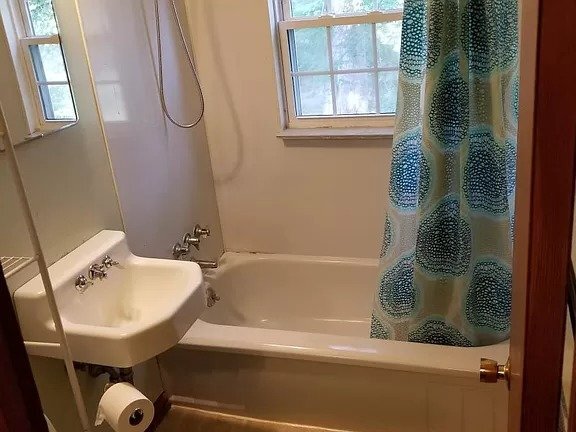 Primary Photo - NICE HOME Stunning 4 Bedroom, 2 Bathroom R...