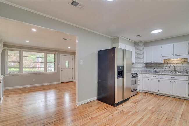Building Photo - 440 6th St E