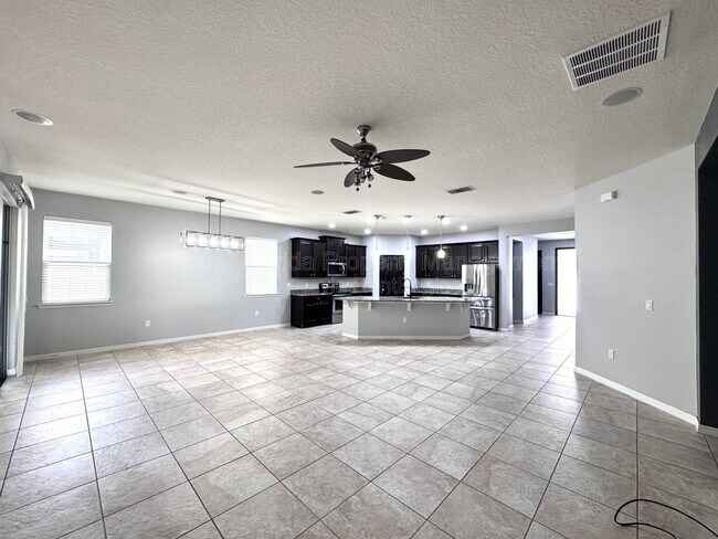 Foto del edificio - 11860 Thatcher Ave