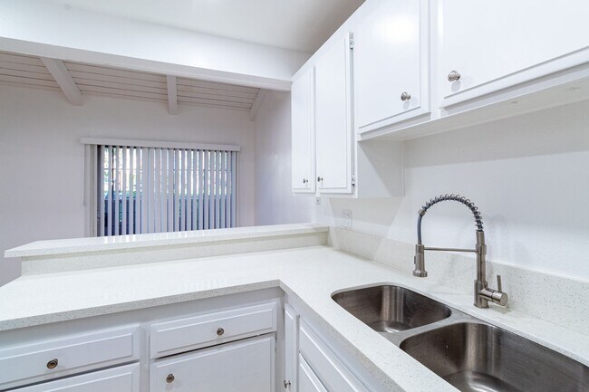 Foto del edificio - Recently Remodeled 3 Bedroom - Two Story B...