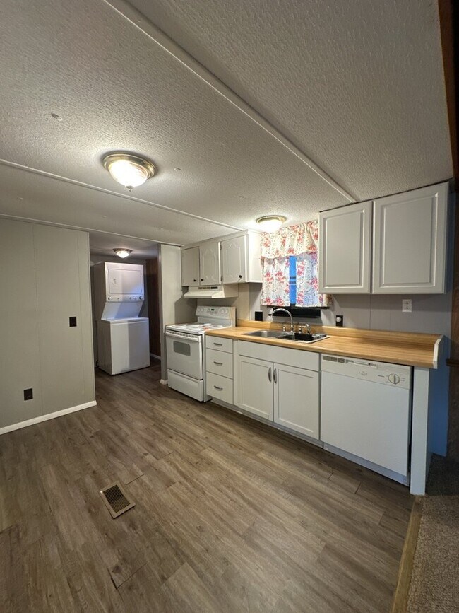 Building Photo - Nice 3 Bedroom, 2 Bathroom Home - 110 Wood...