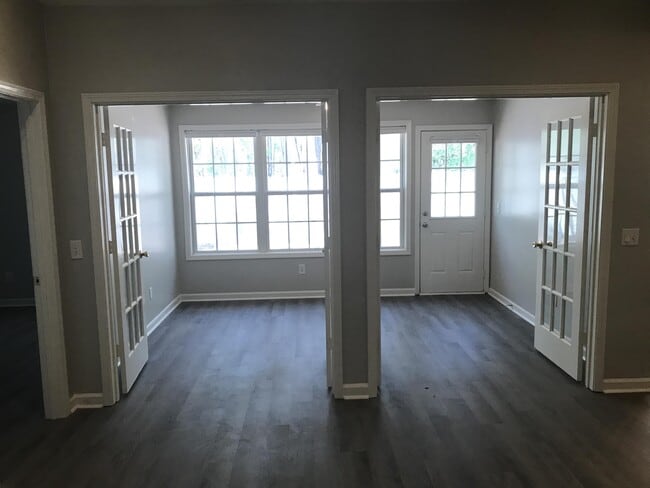 Building Photo - 220 Lake Linden Dr