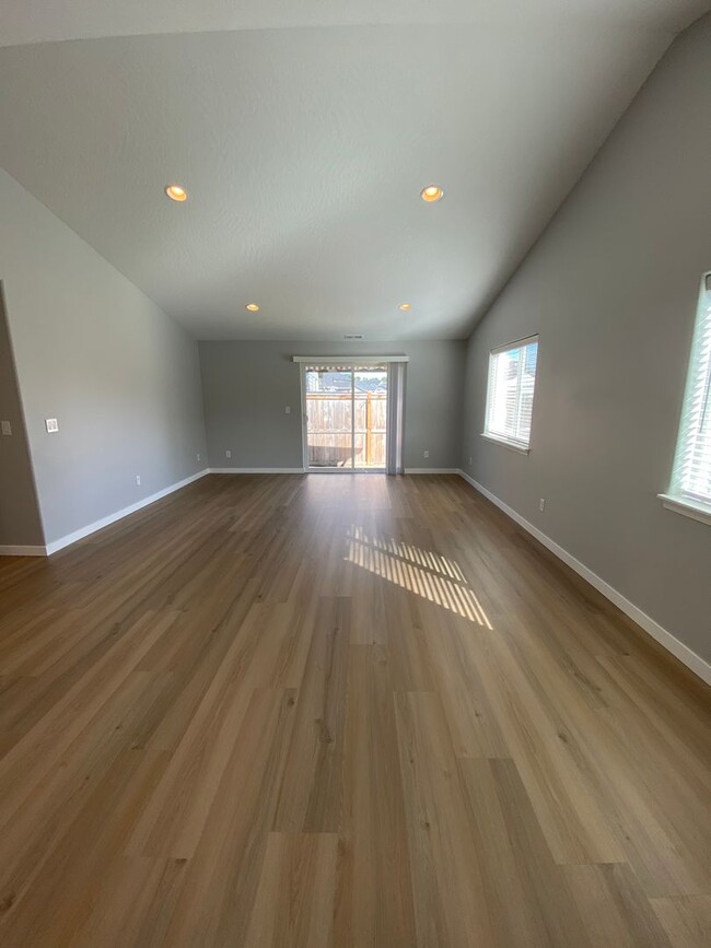Building Photo - Updated Newer 3 Bedroom / 2 Bath Home in L...
