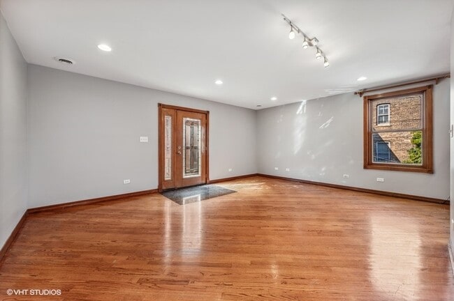 Building Photo - 1924 W Superior St