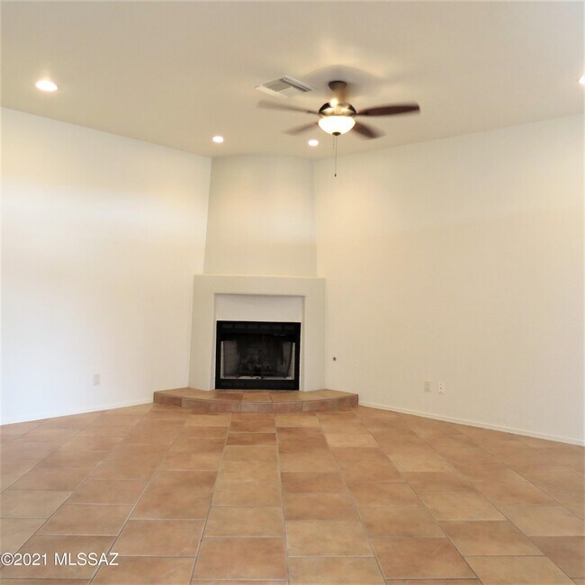 Building Photo - 6690 N Shadow Run Dr