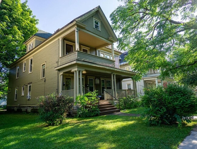 Building Photo - AVAILABLE 8/1/26 - 3 Bedroom with Off-Stre...