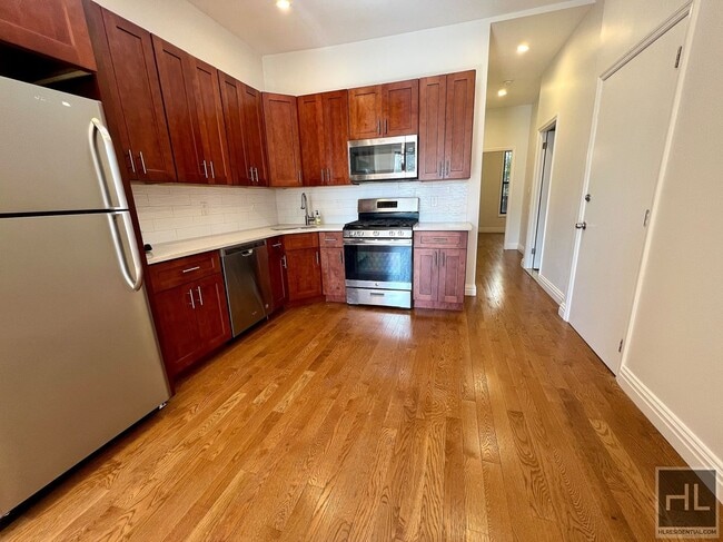 Foto del edificio - 3BR 2.5BA Garden Level Duplex in Bedstuy T...