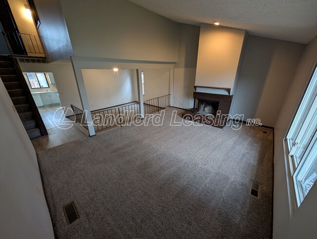 Building Photo - Spacious Townhome with Vaulted Ceilings, Fireplace & Garage