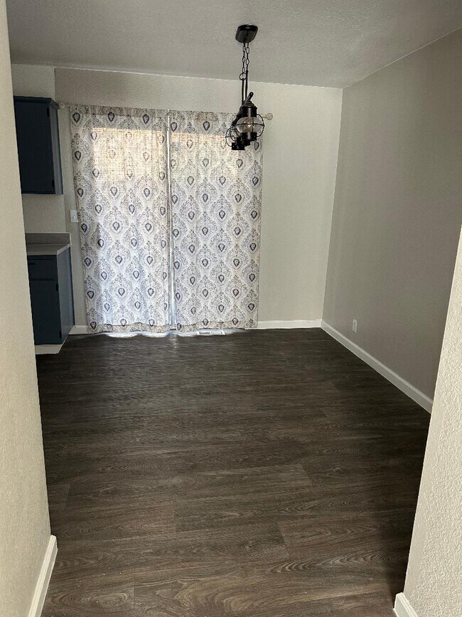 Building Photo - 1325 Oak Ridge Dr