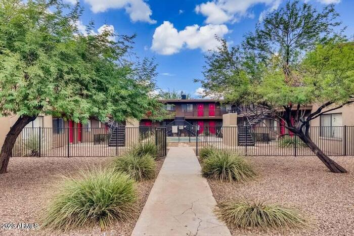 Primary Photo - $150 OFF MOVE IN COSTS! Remodeled Central ...