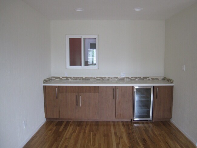 Building Photo - 570 38th Ave