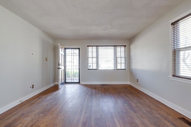 Photo - 89 S Larchmont Dr House