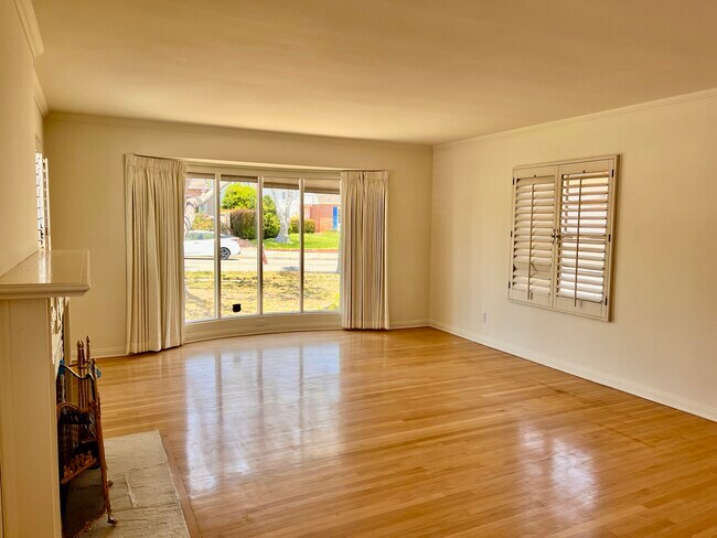 Foto del edificio - 4211 Ridgeway Dr