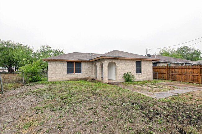 Foto del edificio - 3-BEDROOM HOME IN LOMA PARK