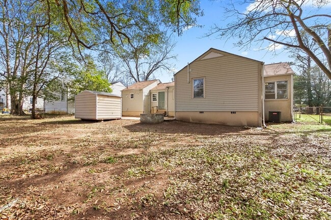 Building Photo - 3 Bed 2 Bath Home! Available Now!