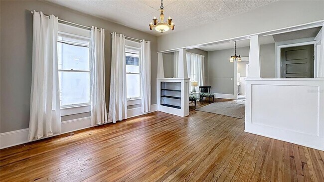 Foto del edificio - 1826 Park Lake St