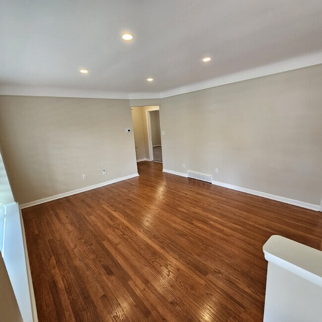 Foto del edificio - Updated 3 Bedroom w/ Granite, updated cabinets + Stainless Appliances in Kitchen – 1.5 Bath, Semi...