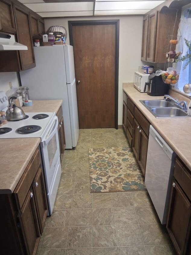 Building Photo - 211 W 1st St