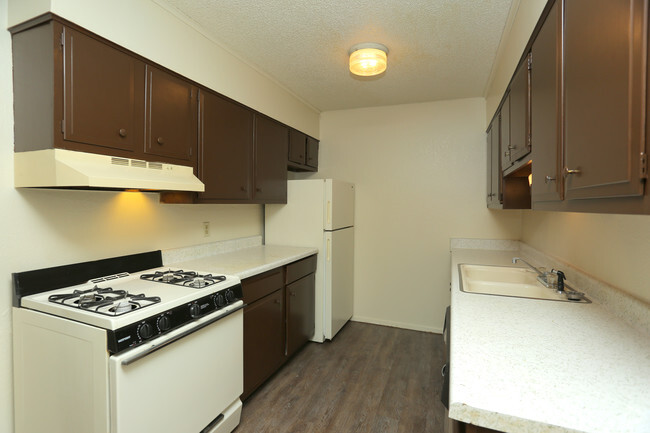 2BR - 950SF - Kitchen - Woodhaven Apartments