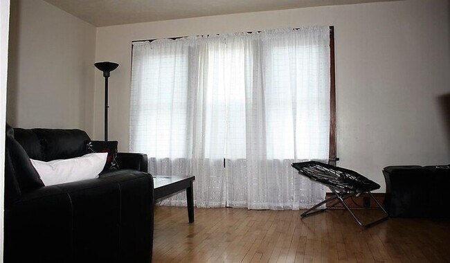 Building Photo - Spacious 3 Bedroom Upper With Garage.