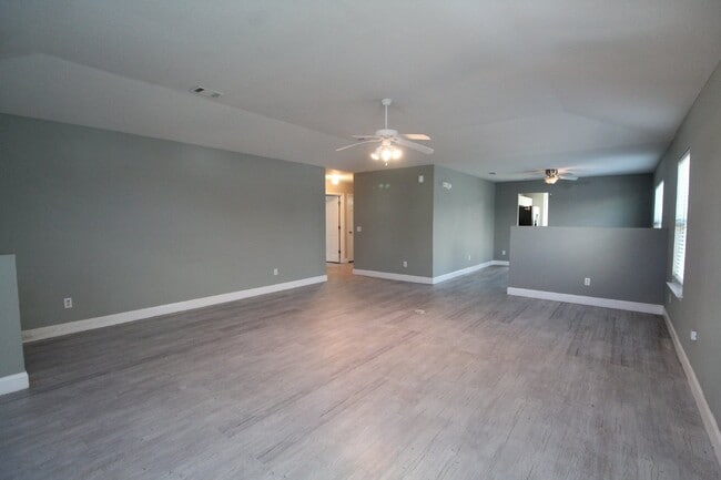 Building Photo - Southwest Pensacola 3BD/2BA with Fenced Ya...