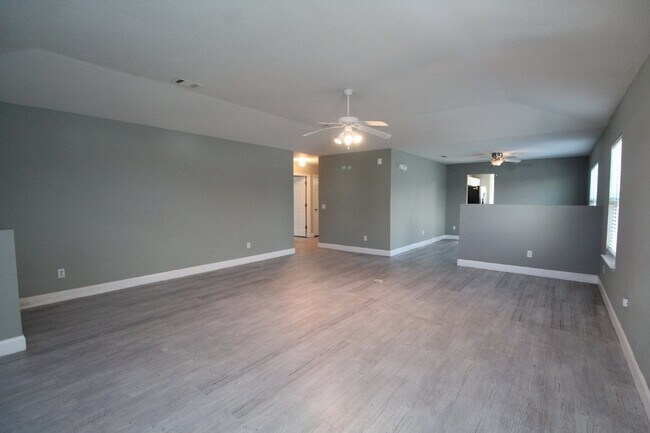 Foto del edificio - Southwest Pensacola 3BD/2BA with Fenced Ya...