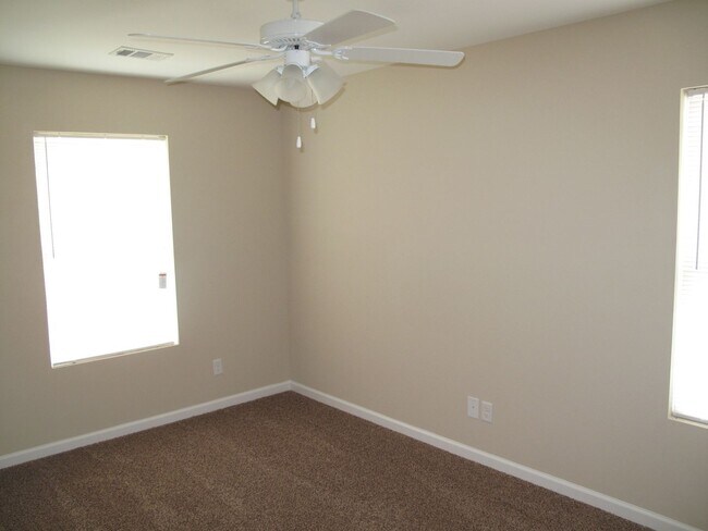 Foto del edificio - 145 Connor Lp