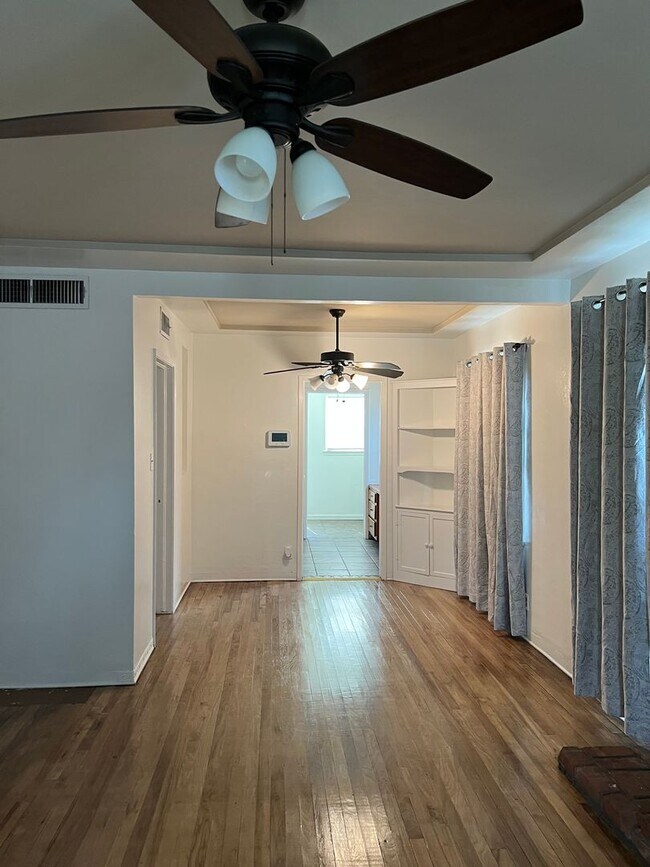 Building Photo - Nice Corner House 3 Bedroom 1 Bathroom