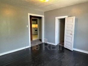 Building Photo - 109 W Maple St