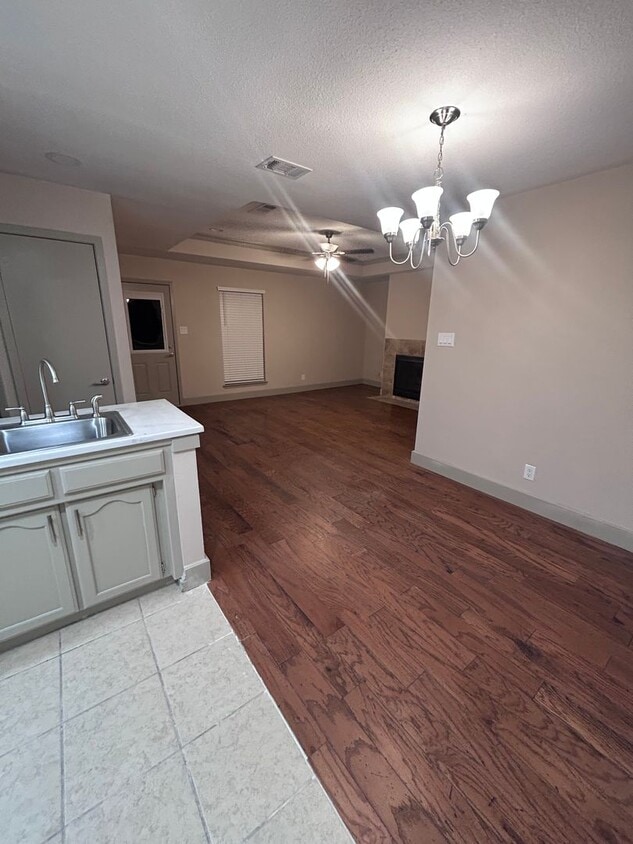 Foto principal - Newly Renovated 2 Bedroom, 2 Bath Duplex — Move-In Ready!