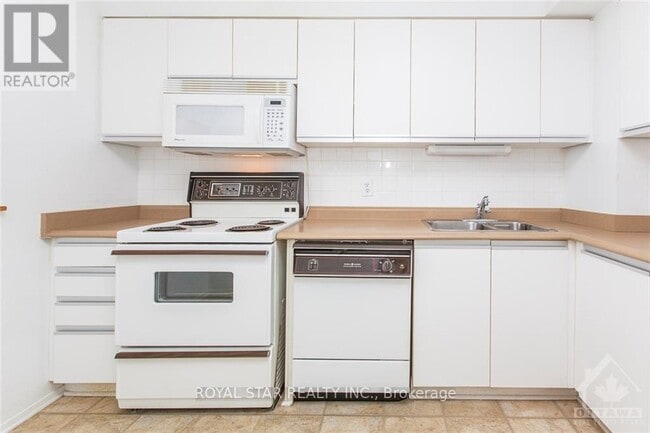 Building Photo - 2760 Carousel Crescent