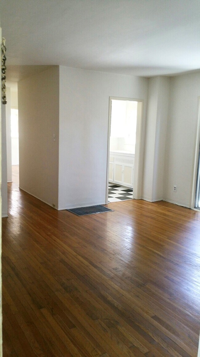 Foto del edificio - 7911 Blackburn Ave