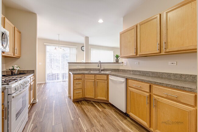 Foto del edificio - 348 Pine Lake Cir