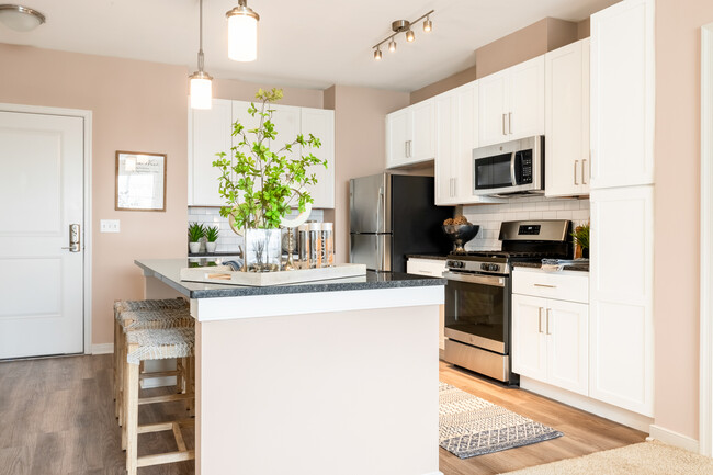 Designer Collection Kitchen - Creekstone Village Apartments